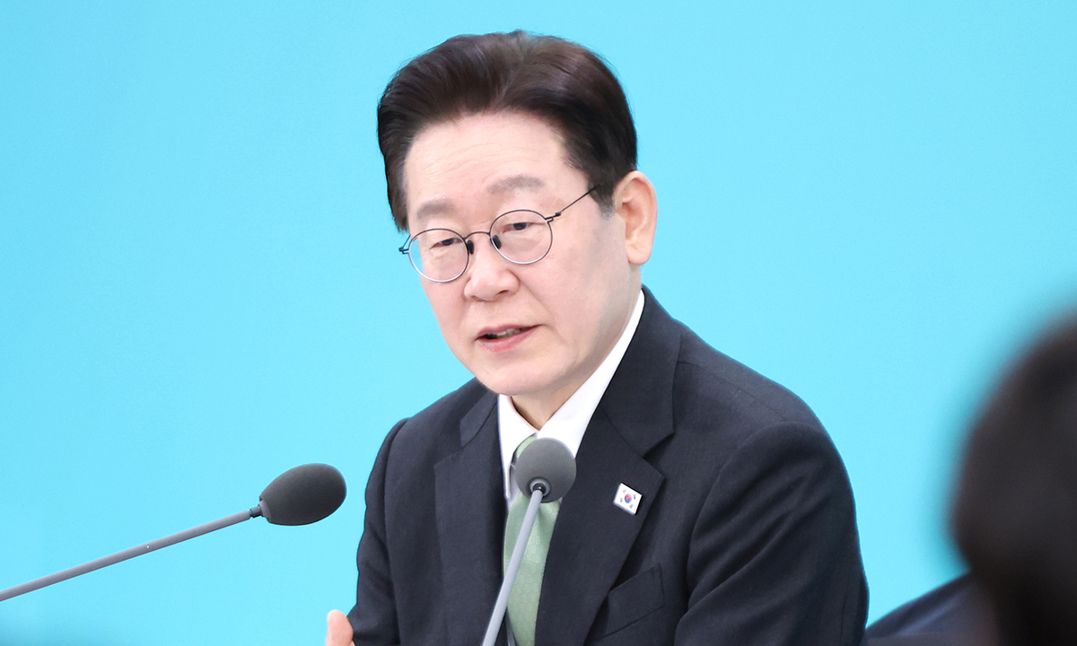 이재명 대통령이 13일 충북 청주오스코에서 열린 '충북의 마음을 듣다' 타운홀미팅 간담회에서 발언하고 있다. 연합뉴스