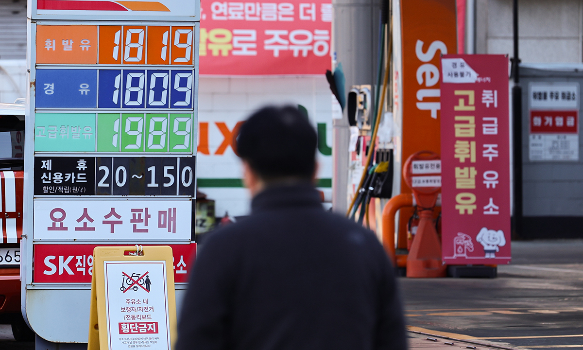 석유 최고가격제가 시행된 13일 고유가에 허덕이던 농민·자영업자·시민들은 한시름 덜었다며 대체로 반기는 분위기다. 값싼 기름을 찾아 다니는 원정 주유가 줄었고, 시설재배 농가들도 경유 가격이 내릴 것으로 기대하며 반색했다. 다만 일선 주유소들은 아직은 인하된 가격으로 기름을 공급받지 못해, 실제 정책 효과를 체감하기까지는 시일이 더 걸릴 것으로 보인다. 사진은 이날 서울 시내 주유소 모습. 연합뉴스