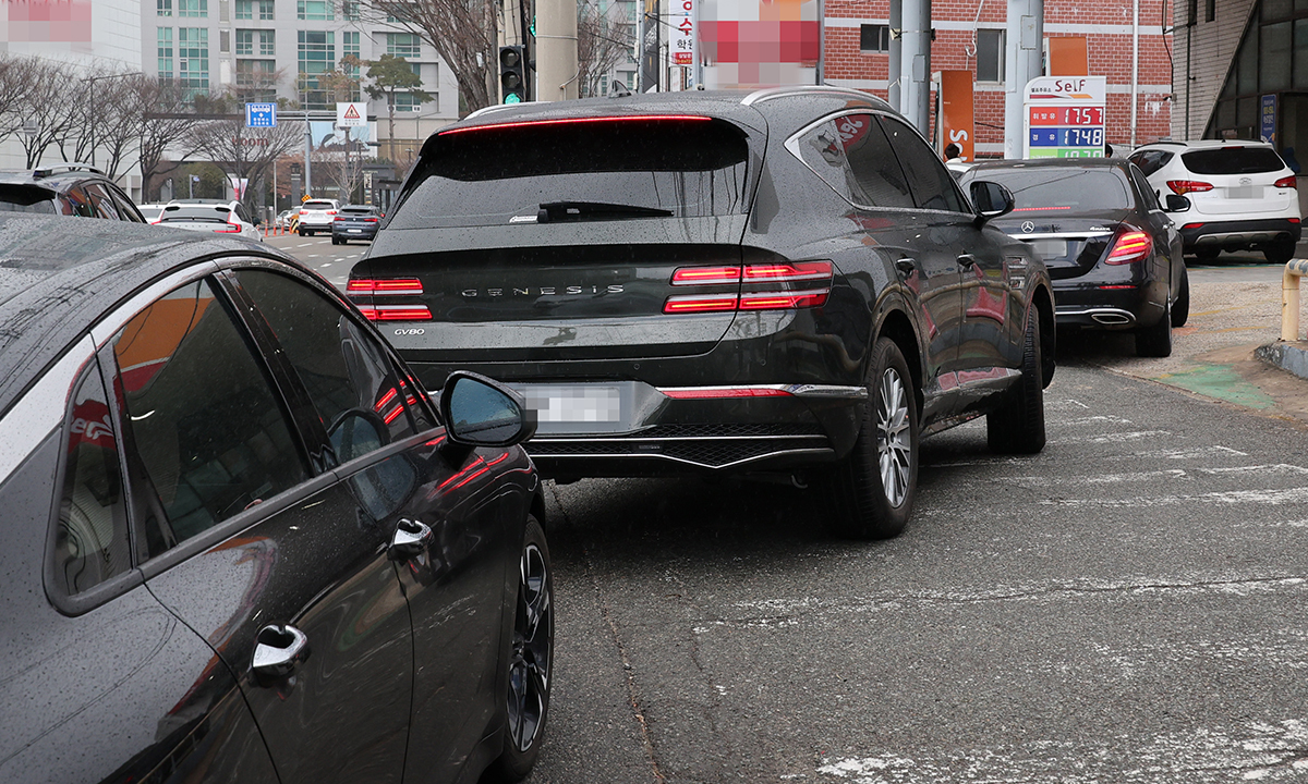 석유 최고가격제 시행 첫날인 13일 휘발유 가격이 1757원으로 부산지역에서 가장 저렴한 해운대구 한 주유소에서 차량이 주유하기 위해 줄지어 서 있다. 연합뉴스