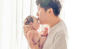 60일 된 딸의 품을 떠난 아빠, 5명의 가슴 속에서 다시 숨 쉬다