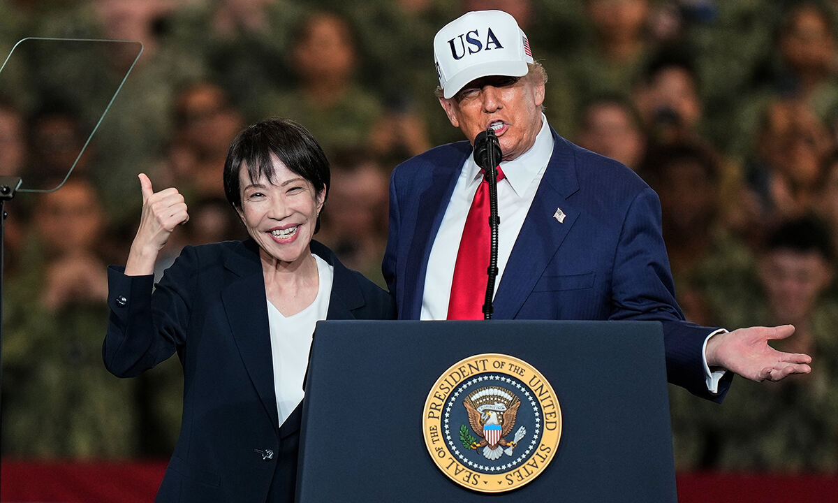 지난 2025년 10월 28일 다카이치 사나에 일본 총리가 가나가와현 요코스카의 미 해군 기지를 방문한 자리에서 도널드 트럼프 미국 대통령의 연설을 들으며 제스처를 취하고 있다. AP연합뉴스