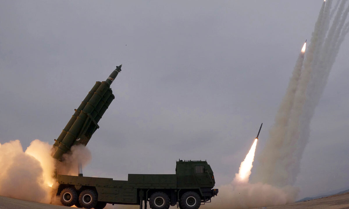 이례적으로 많은 미사일 동시 발사 북한 조선중앙통신은 15일 김정은 국무위원장이 참관한 가운데 전날 600㎜ 초정밀 다연장방사포 타격훈련이 진행됐다고 보도했다. 북한은 훈련에서 이례적으로 많은 10여발의 탄도미사일을 쐈다.&nbsp;평양=조선중앙통신·연합