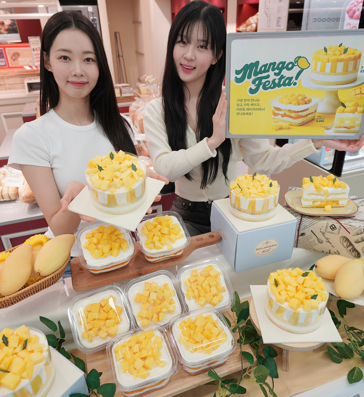 지난 11일 서울 용산구 이마트 용산점 베이커리 매장에서 모델들이 신세계푸드가 ‘망고에 무너진 케이크’와 ‘떠먹는 망고 케이크’를 소개하고 있다. 신세계푸드 제공