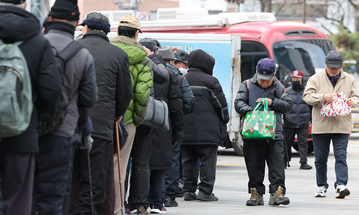 무료 도시락 받는 어르신들. 연합뉴스