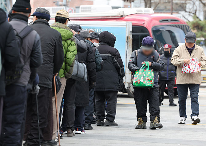 李 "소득 적은 노인에 기초연금 더"<br>전문가들 "전반적 개혁해야"