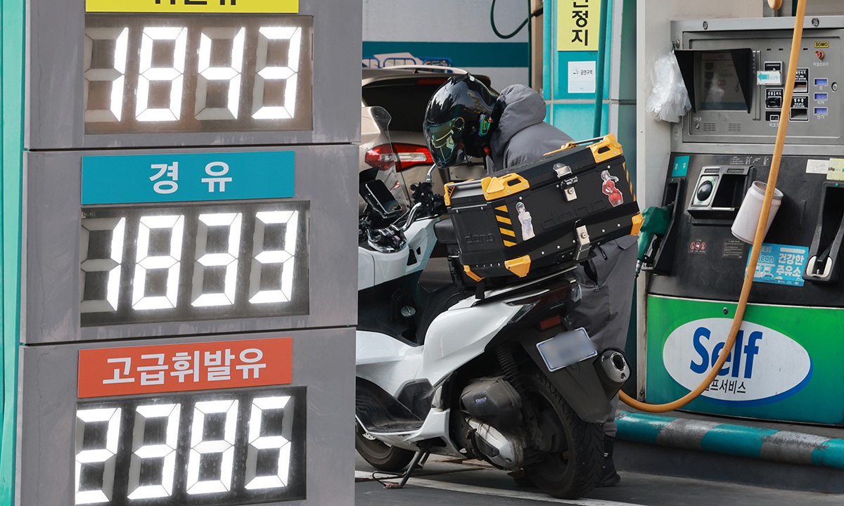 석유 최고가격제 시행 닷새째인 17일 서울시내의 한 주유소에서 시민이 기름을 넣고 있다.