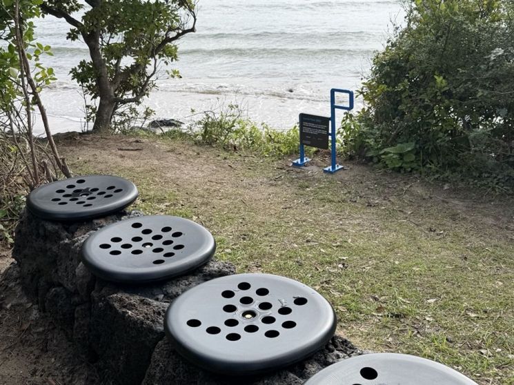 지난해 ‘러브 포 플래닛(Love for Planet)’ 캠페인에서 수거한 폐플라스틱을 활용해 락앤락이 제주 올레길에 모작 벤치를 설치했다. 락앤락 제공