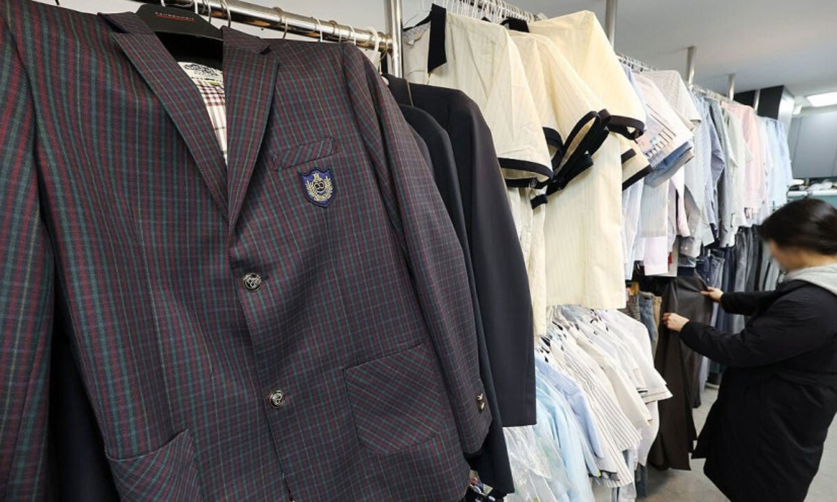 서울의 한 교복나눔매장에서 한 시민이 교복을 살펴보고 있는 모습. 연합