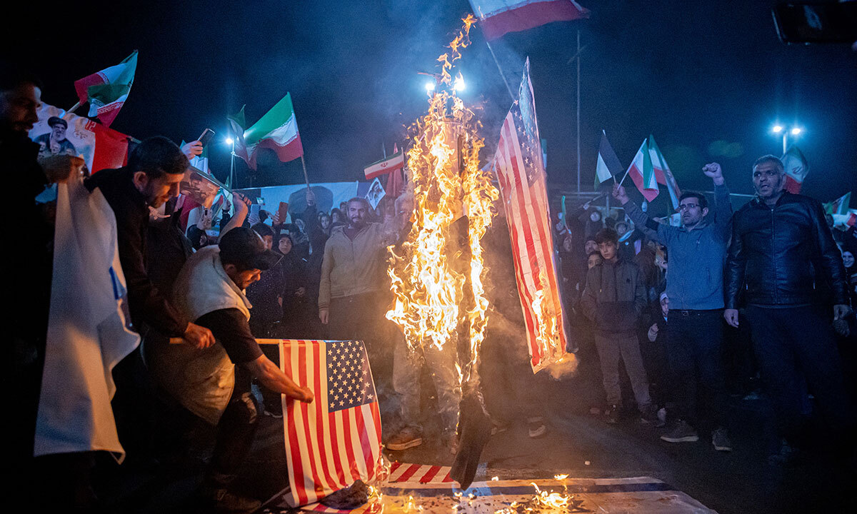 3월 17일 이란 수도 테헤란에서 시위대가 미국에 의해 격침된 이란 군함 ‘디나(Dina)’ 희생자들을 추모하며 성조기를 불태우고 있다. UPI연합뉴스
