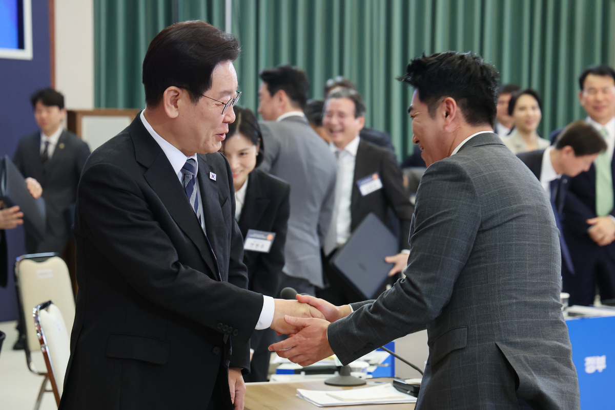이재명 대통령이 18일 청와대에서 열린 ‘자본시장 안정과 정상화 간담회’가 끝난 뒤 개인 투자자로 참석한 방송인 장동민과 악수하고 있다. 연합뉴스