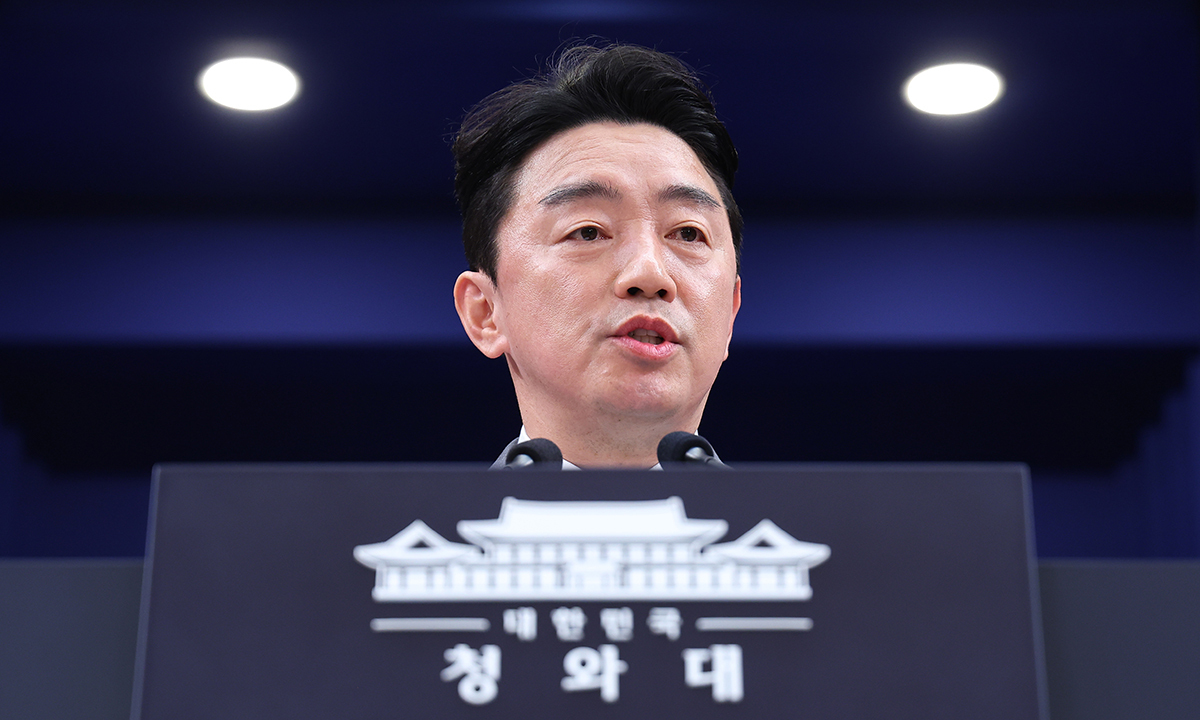 이재명 대통령 전략경제협력 특사로 아랍에미리트(UAE)를 방문하고 귀국한 강훈식 비서실장이 18일 청와대 춘추관에서 특사 활동 관련 브리핑을 하고 있다. 연합뉴스