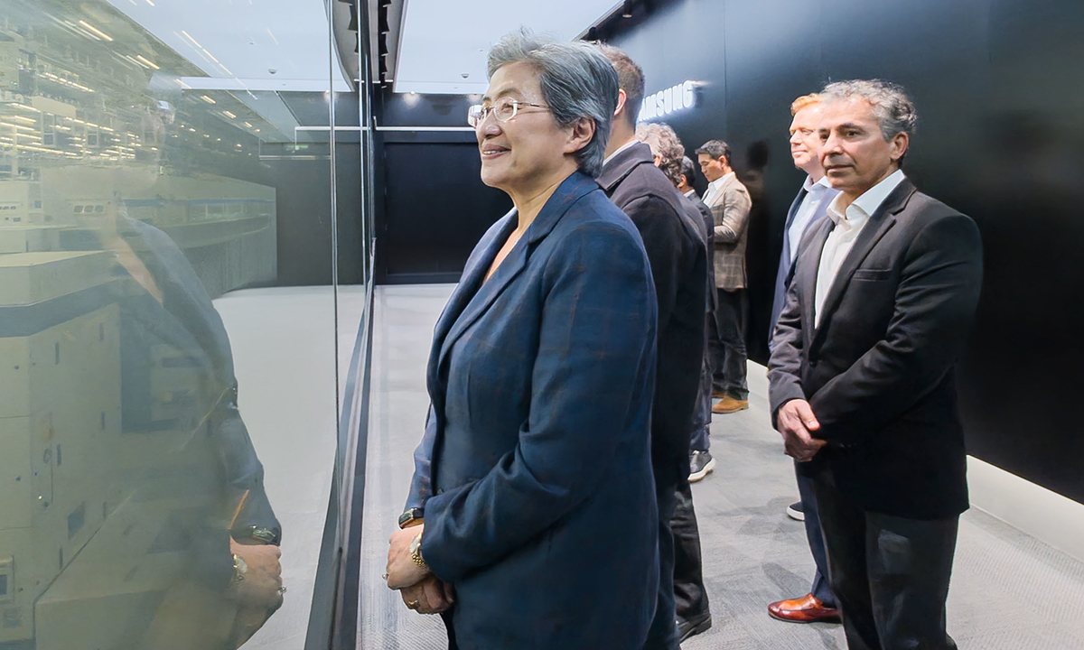 리사 수 AMD CEO가 18일 삼성전자 평택공장 내 마련된 시창 투어 라인에서 설비들을 둘러보고 있다. 삼성전자 제공