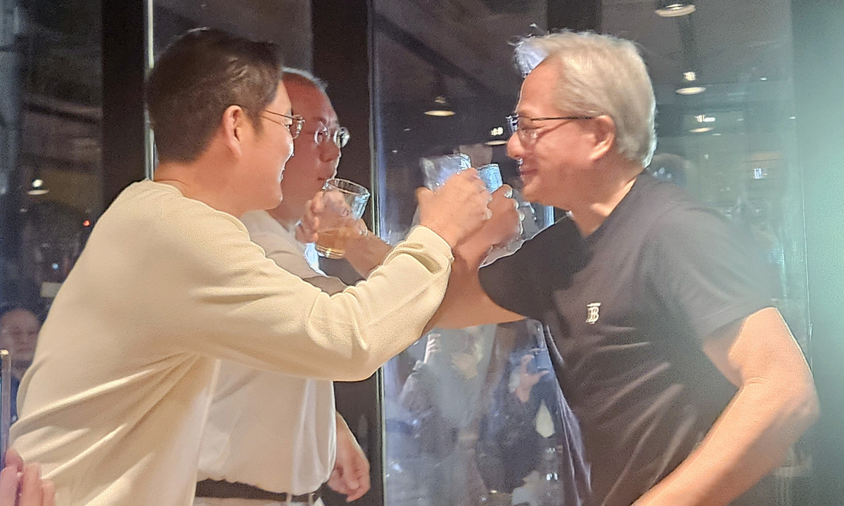 2025년 10월 30일 젠슨 황 엔비디아 최고경영자가&nbsp;서울 삼성동 한 치킨집에서 이재용 삼성전자 회장, 정의선 현대차그룹 회장과 치맥 회동을 하며 러브샷을 하고 있다. 연합뉴스