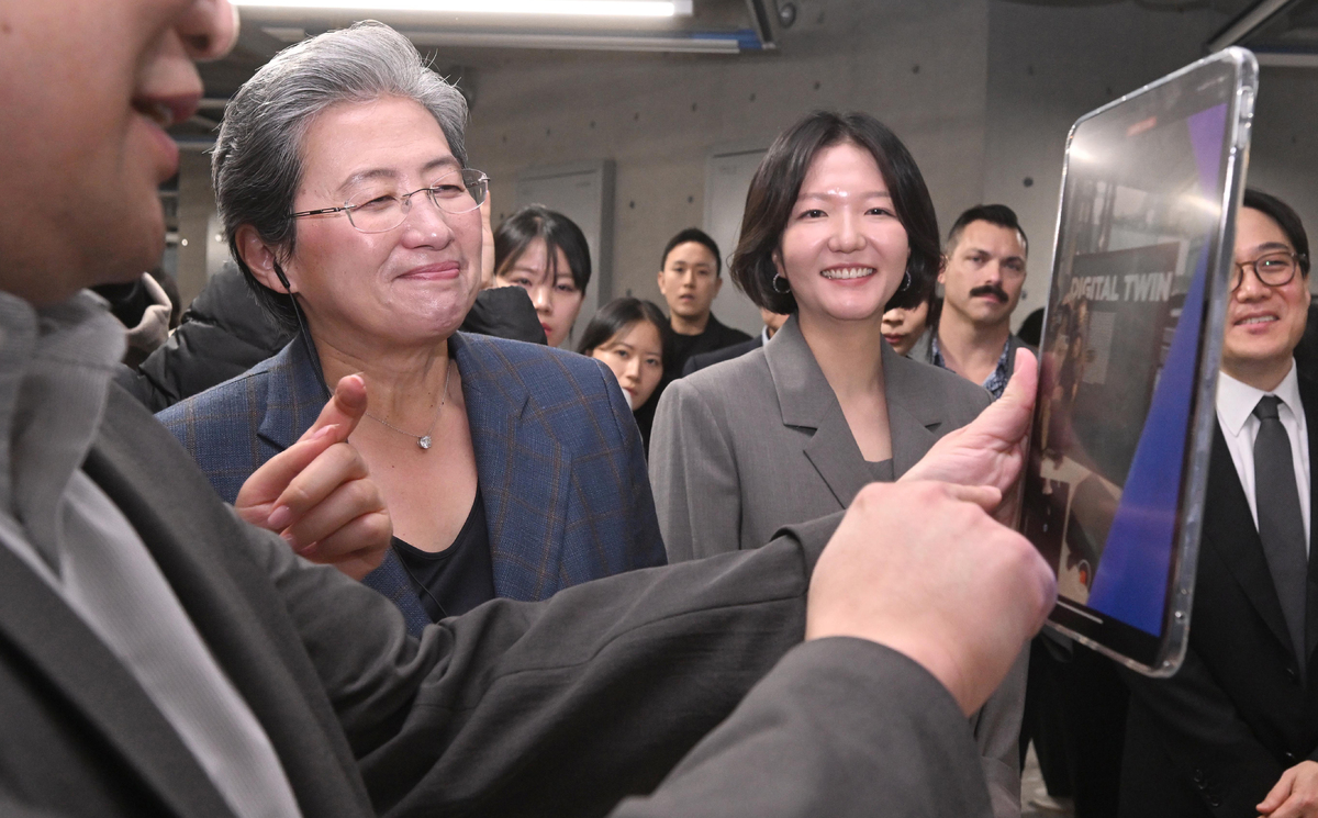최수연 네이버 대표 만난 리사 수 리사 수 AMD 최고경영자(CEO·왼쪽)가 18일 방한 첫 행보로 경기 성남시 분당구 네이버 본사를 찾아 최수연 네이버 대표(〃 두 번째)와 함께 ‘디지털 트윈’ 기술 관련 설명을 듣고 있다. 성남=뉴스1
