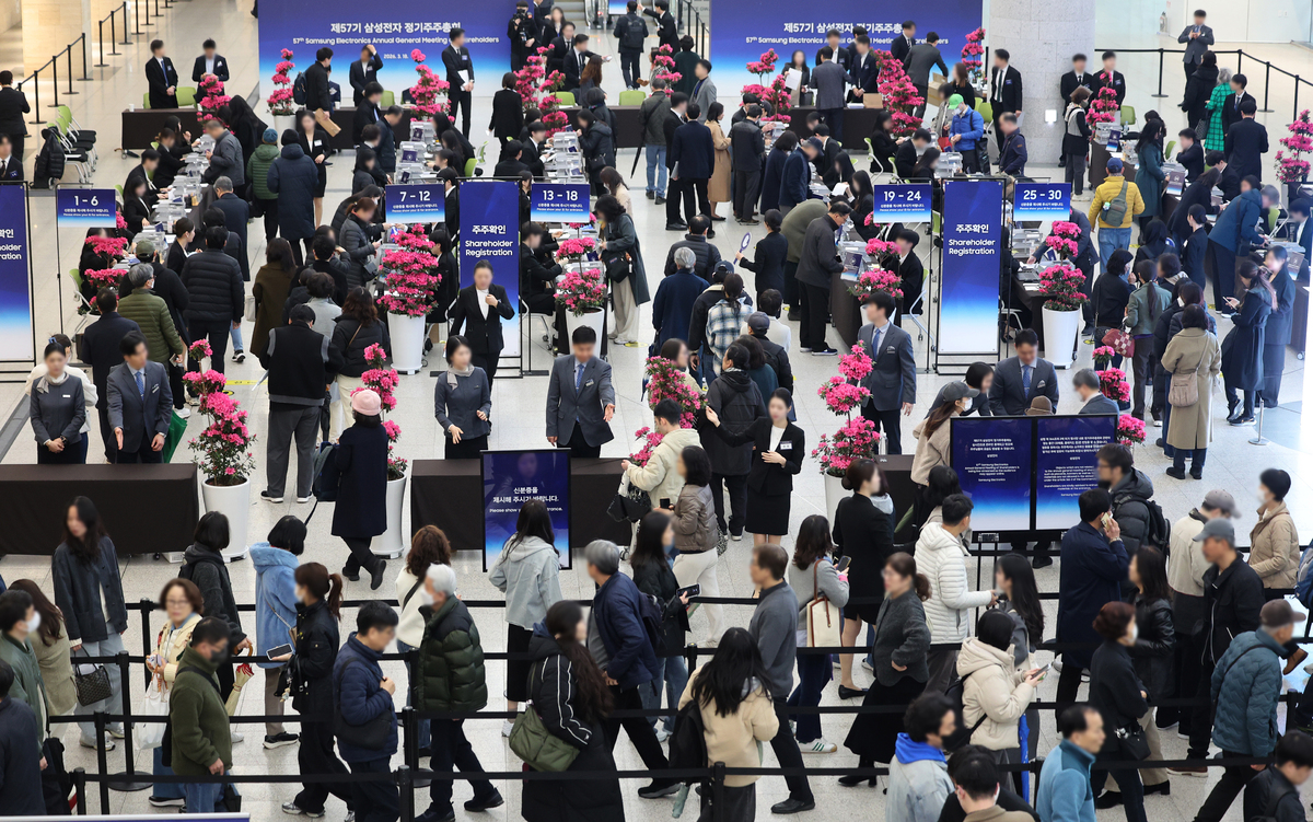 주주들로 북적 18일 경기도 수원시 영통구 수원컨벤션센터에서 열린 제57기 삼성전자 정기주주총회에서 참석자들이 주주 확인 절차를 위해 줄 서 있다. 수원=연합뉴스