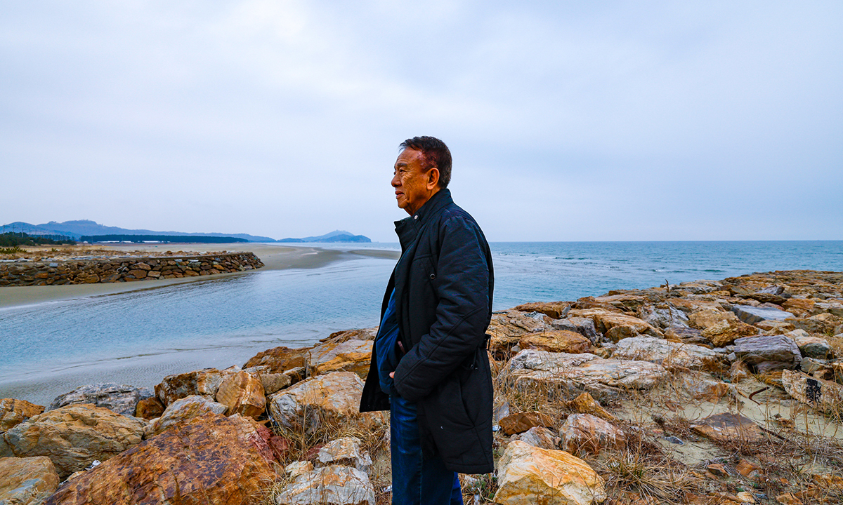 최영덕 약사가 11일 인천 옹진군 백령도 사곶해변에서 백령 담수호로 흘러가는 바닷물을 바라보고 있다.