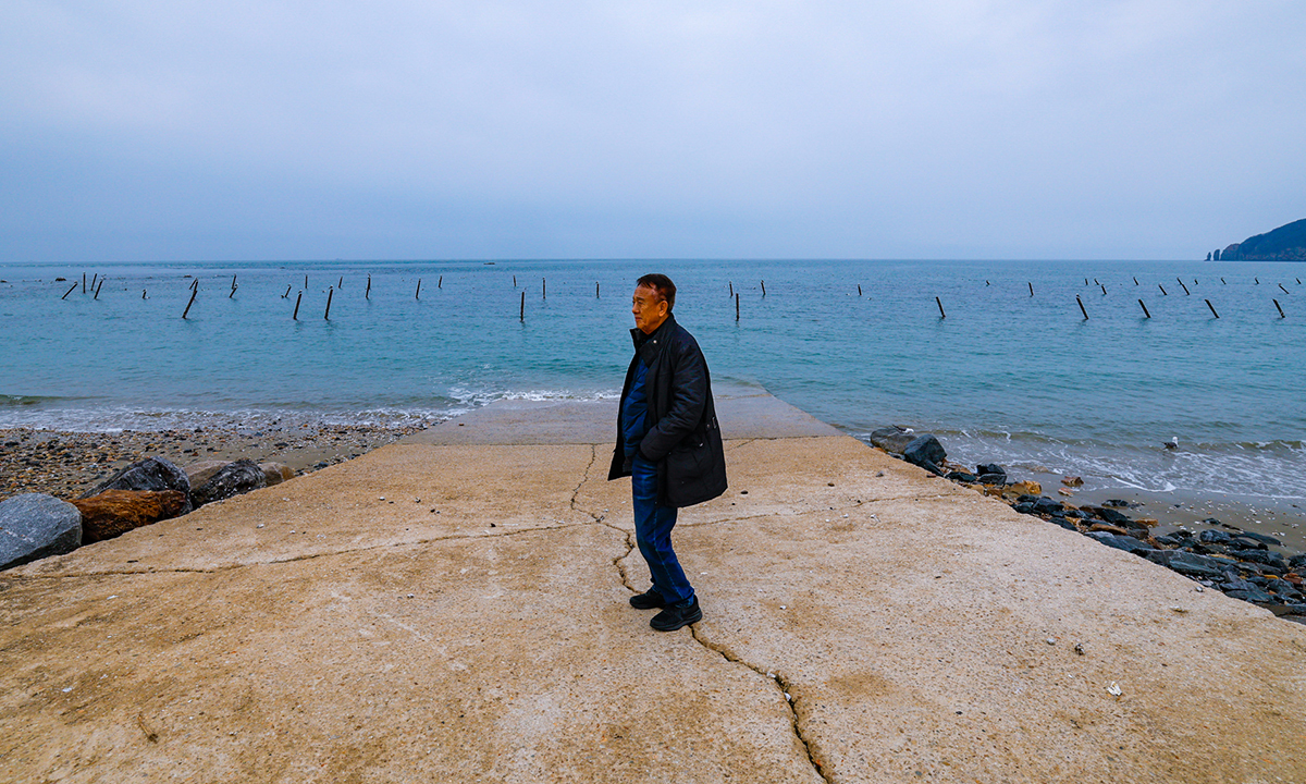 최영덕 약사가 11일 인천 옹진군 백령도 진촌리 하늬해안을 둘러보고 있다.