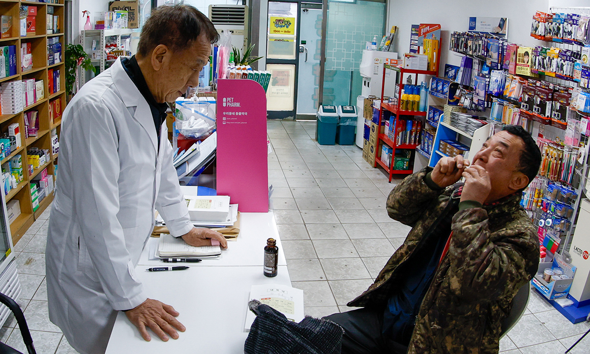 11일 인천 옹진군 백령도 종로약국에서 한 주민이 약을 복용하고 있다.