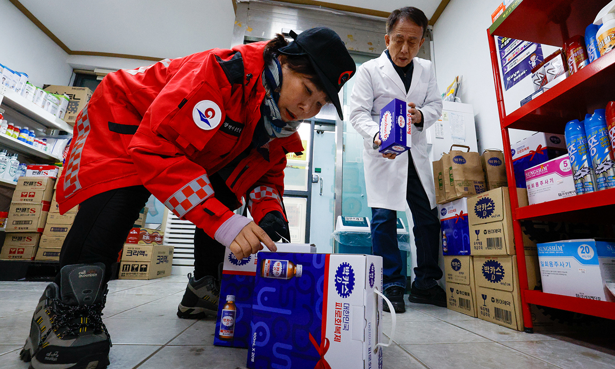 11일 인천 옹진군 백령도 종로약국에서 한 주민이 피로회복제를 구입하고 있다.