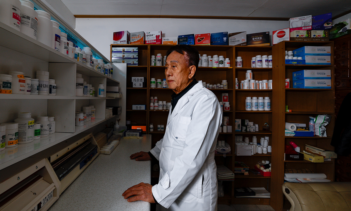 최영덕 약사가 11일 인천 옹진군 백령도 종로약국 조제실에서 생각에 잠겨 있다.