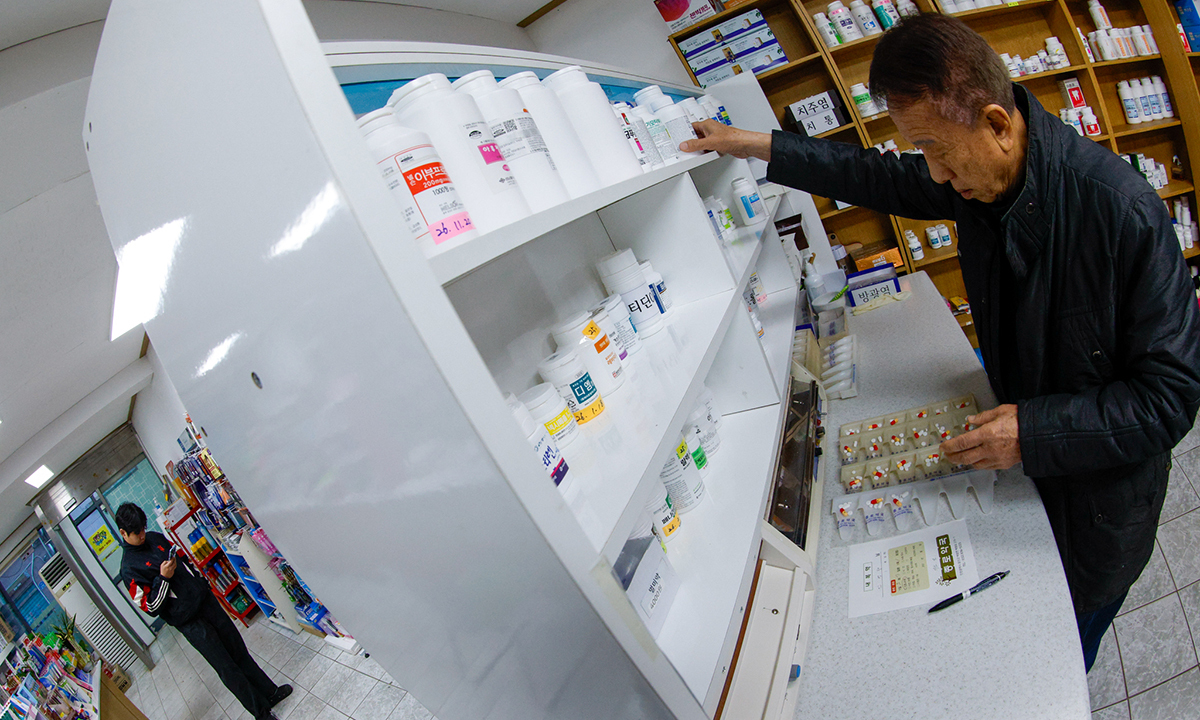 최영덕 약사가 11일 인천 옹진군 백령도 종로약국 조제실에서 약을 조제하고 있다.
