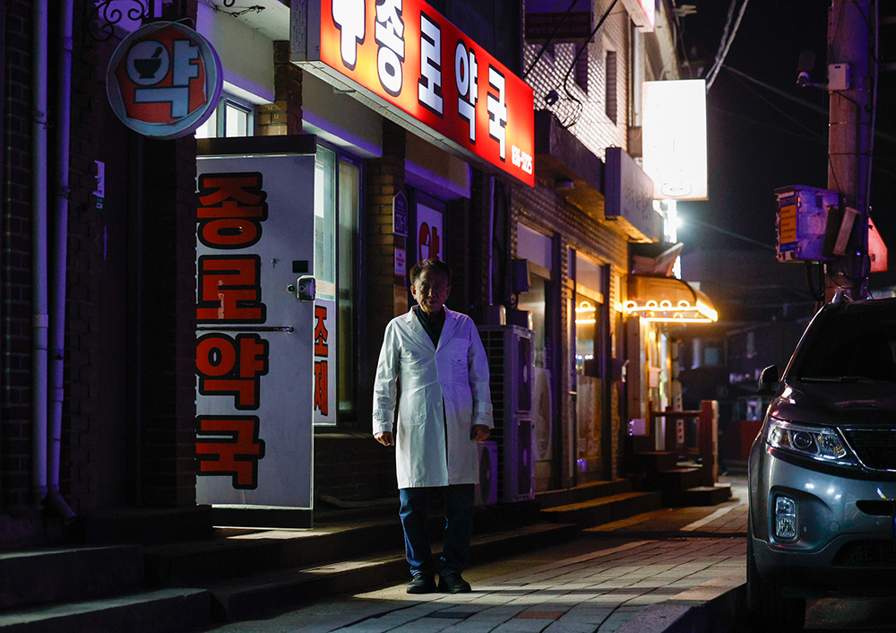 최영덕 약사가 11일 저녁 인천 옹진군 백령도 종로약국 앞에서 영업을 종료하고 있다.