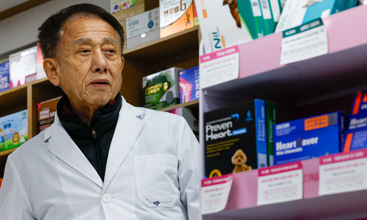 12일 인천 옹진군 백령도 종로약국에 놓인 반려동물 전용 약품 진열대.