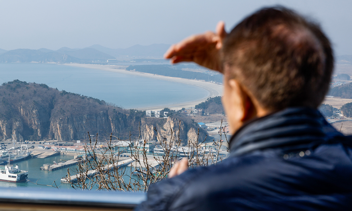 최영덕 약사가 12일 인천 옹진군 백령도 끝섬 전망대에서 섬을 내려다보고 있다.