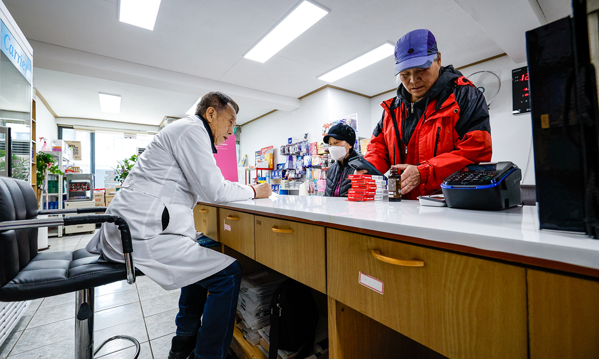 11일 인천 옹진군 백령도 종로약국에서 한 주민이 피로회복제를 구입하고 있다.