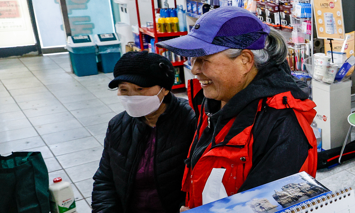 12일 인천 옹진군 백령도 종로약국에서 주민들이 담소를 나누고 있다.