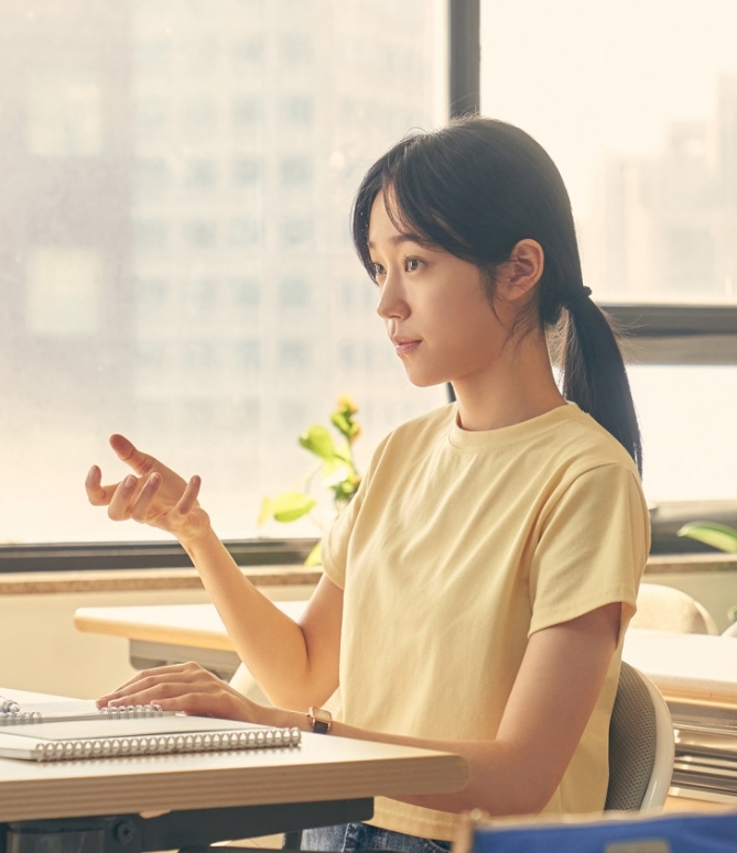 영화 ‘청설’ 스틸컷. 수어를 익히는 장면 속 배우 노윤서. 플러스엠엔터테인먼트 제공