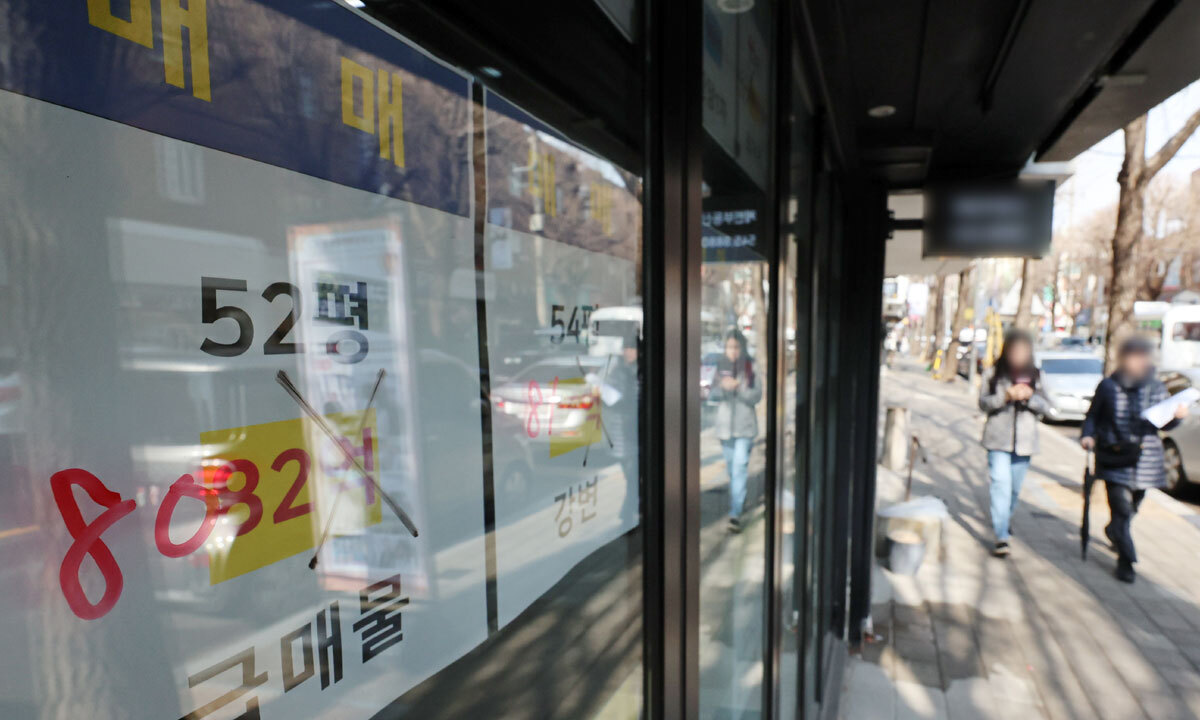 서울 강남구의 한 공인중개사무소에 가격이 수정된 물건 안내문이 붙어 있다. 뉴시스