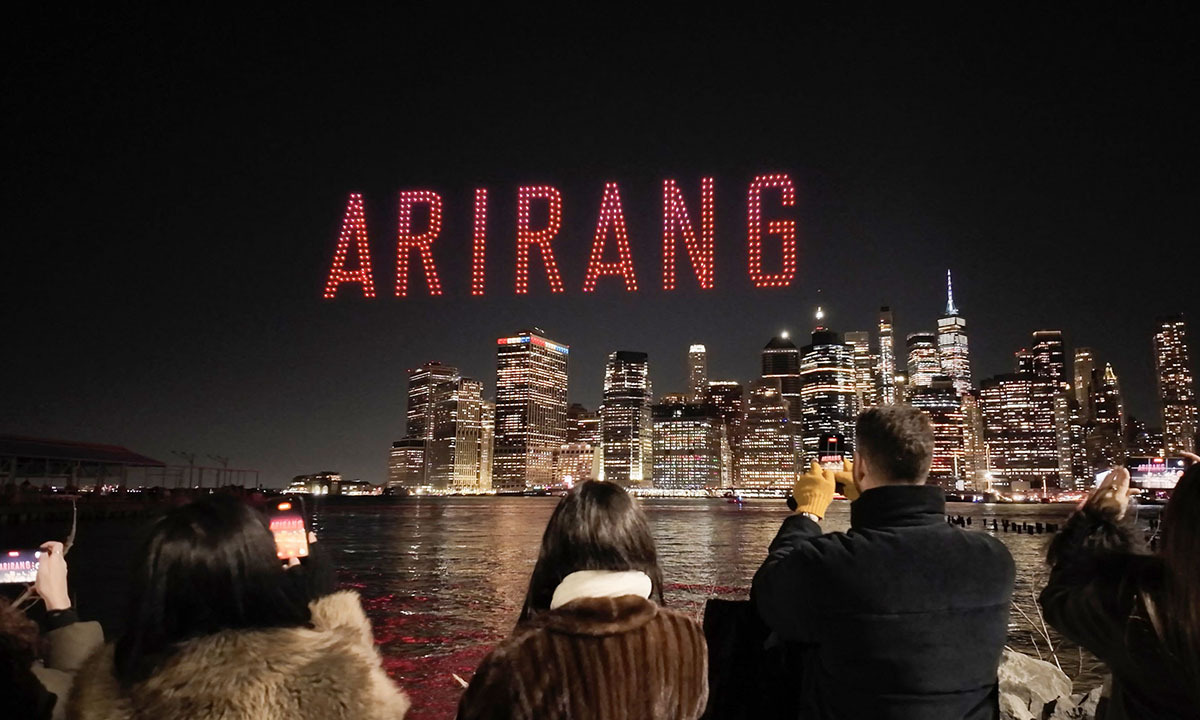 뉴욕 밤하늘 수놓은 ‘컴백 드론쇼’ 18일(현지시간) 방탄소년단(BTS)의 정규 5집 ‘아리랑’(ARIRANG) 발표를 앞두고 미국 뉴욕 브루클린 브리지 밤하늘에 BTS의 컴백을 기념하는 드론쇼가 펼쳐지고 있다. 시민들이 지켜보는 가운데 상공에 ‘ARIRANG’이 붉은색으로 수놓였다.&nbsp;빅히트 뮤직 제공