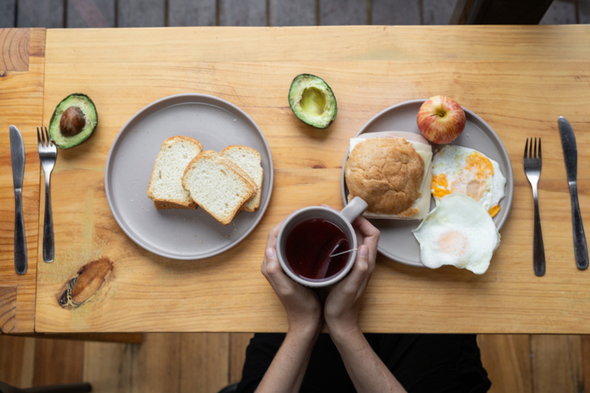 아침 공복 상태에서 빵이나 시리얼 등 간편 탄수화물 식사를 반복하면 혈당 변동 폭이 커질 수 있다는 전문가 지적이 나온다. 게티이미지