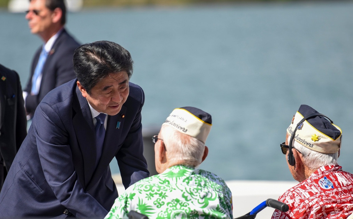 2016년 12월 미국 하와이 진주만 해군 기지를&nbsp;방문한 아베 신조 당시 일본 총리(왼쪽)가 1941년 일본군의 진주만 공습 당시 생존자들을&nbsp;위로하고 있다. 미 해군 제공