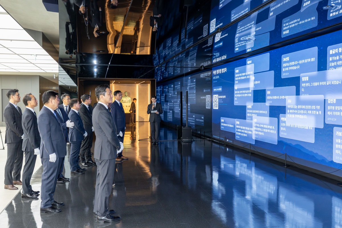 20일 경기 성남 판교 HD현대 글로벌R&amp;D센터에서 정기선 회장 등 주요 경영진이 임직원들의 추모 메시지를 보고 있다. HD현대 제공