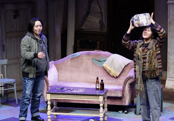 연극 '오펀스'에서 트릿 역을 맡은 배우 문근영(왼쪽)이 지난 19일 서울 종로구 대학로 TOM에서 주요 장면 시연을 하고있다. 뉴시스