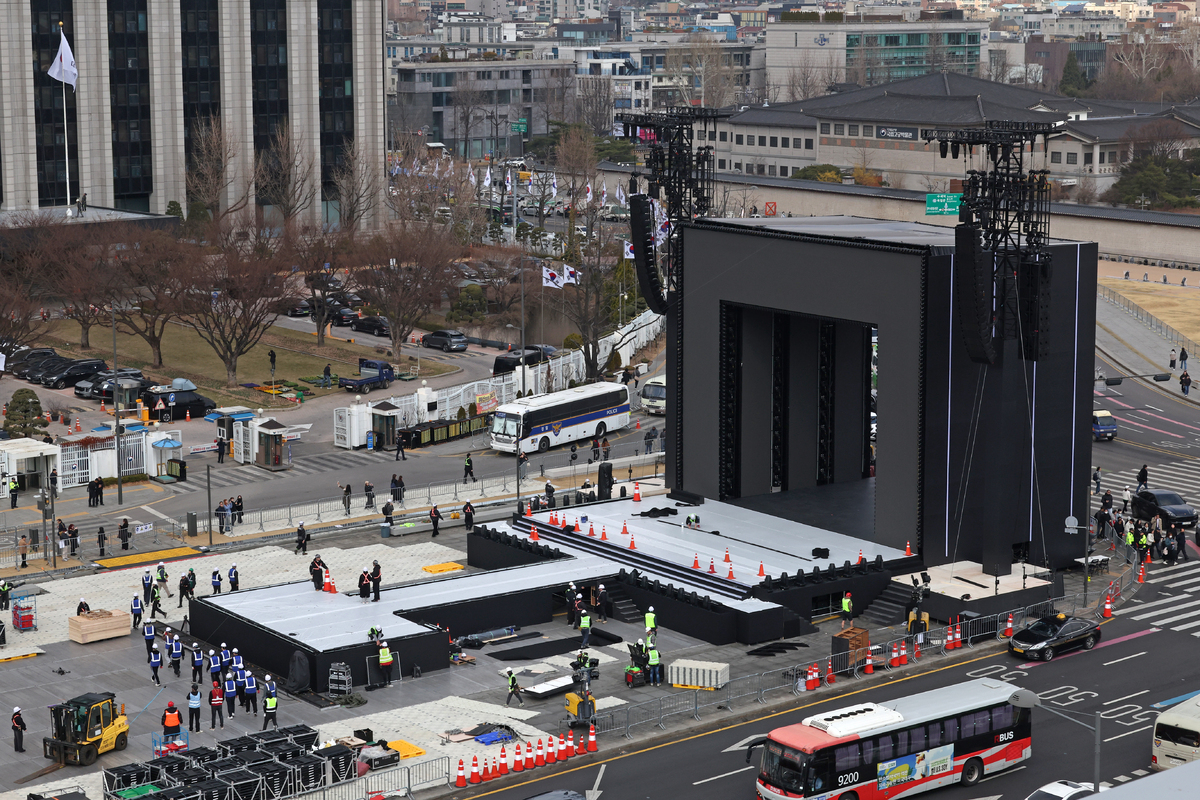 그룹 방탄소년단(BTS)의 컴백 공연을 앞둔 20일 서울 광화문광장에서 공연 준비작업이 이뤄지고 있다. 뉴시스