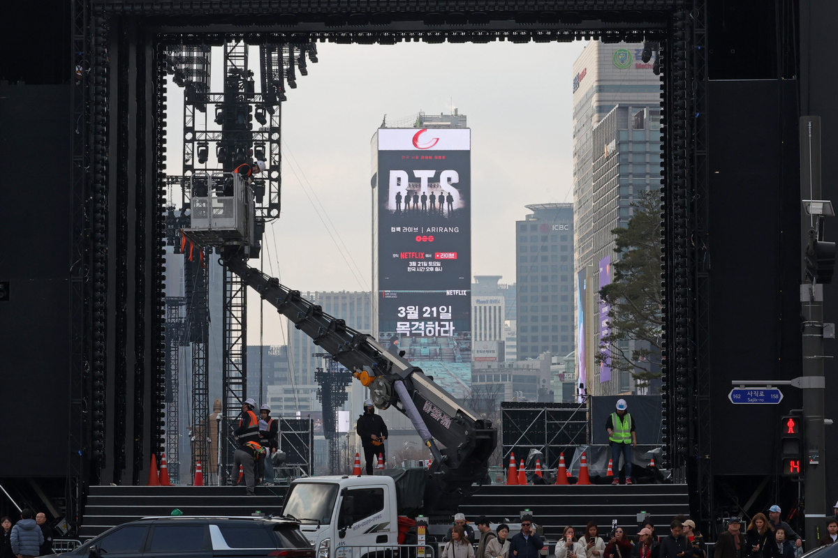 그룹 방탄소년단(BTS)의 컴백 공연을 앞둔 20일 서울 광화문광장에서 공연 준비작업이 이뤄지고 있다. 뉴시스