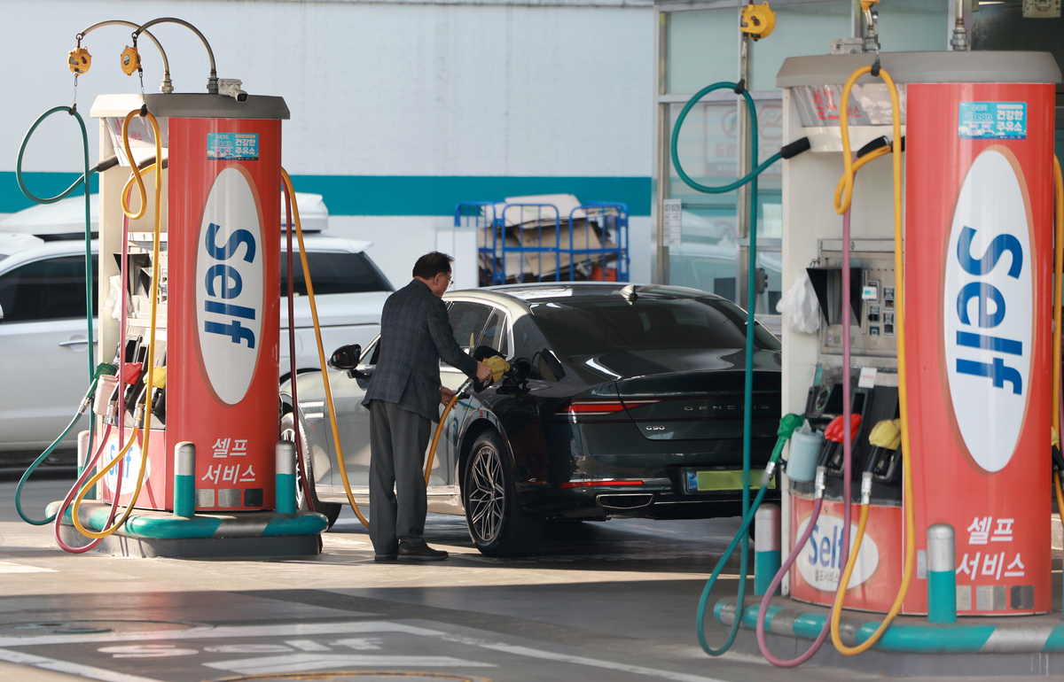 정부는 중동 사태로 국제유가가 급등하자 휘발유 등에 대한 물가 부담을 낮춰주기 위해&nbsp;석유제품 최고가격제를 시행 중이다. 뉴스1