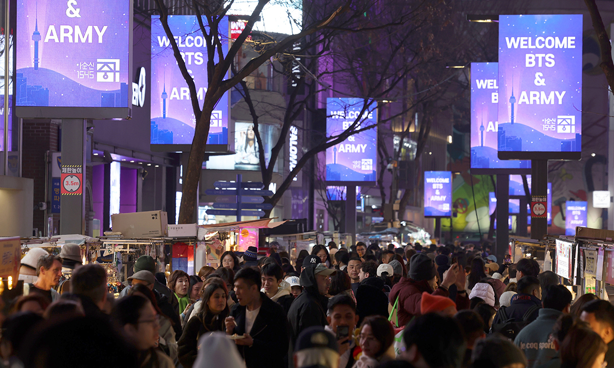 방탄소년단(BTS)의 컴백 공연을 이틀 앞둔 지난 19일 오후 서울 중구 명동 거리에서 BTS와 팬클럽 아미를 환영하는 메시지 영상이 미디어 폴을 통해 송출되고 있다. 연합