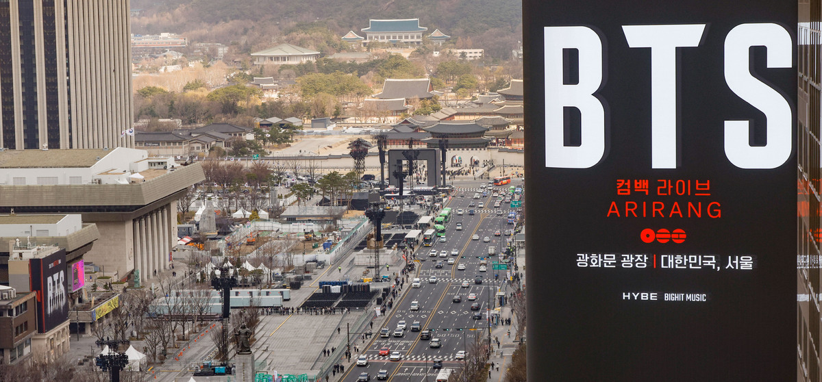 방탄소년단(BTS)의 서울 광화문광장 컴백 공연을 하루 앞둔 20일 서울 종로구 광화문광장에 무대설치가 진행되고 있다. 최상수 기자