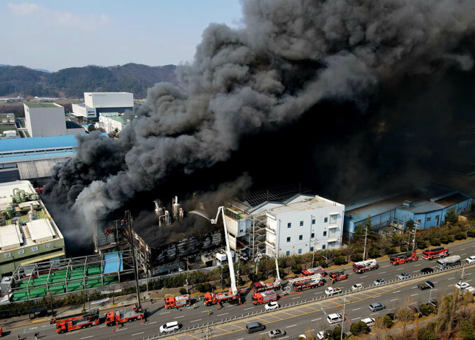 20일 오후 1시17분께 대전 대둑구 문평동의 한 공장에서 불이 나 연기가 피어오르고 있다. 소방 당국은 신고 14분 만에 대응 2단계를 발령해 진화 작업을 벌이고 있다.