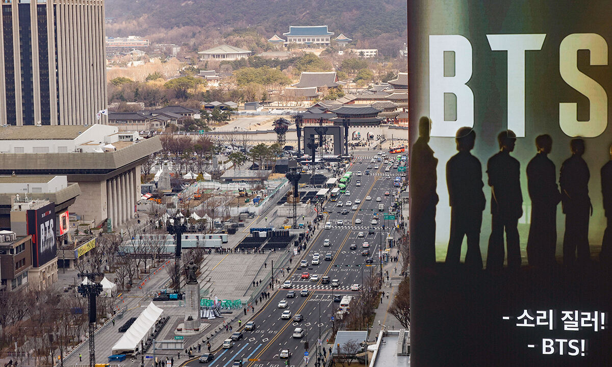 방탄소년단(BTS) 컴백 공연을 하루 앞둔 20일 서울 종로구 광화문광장에서 무대 설치 작업이 한창이다. 인근 빌딩 전광판과 외벽에는 BTS의 귀환을 알리는 영상과 대형 래핑이 걸렸다. 최상수 기자