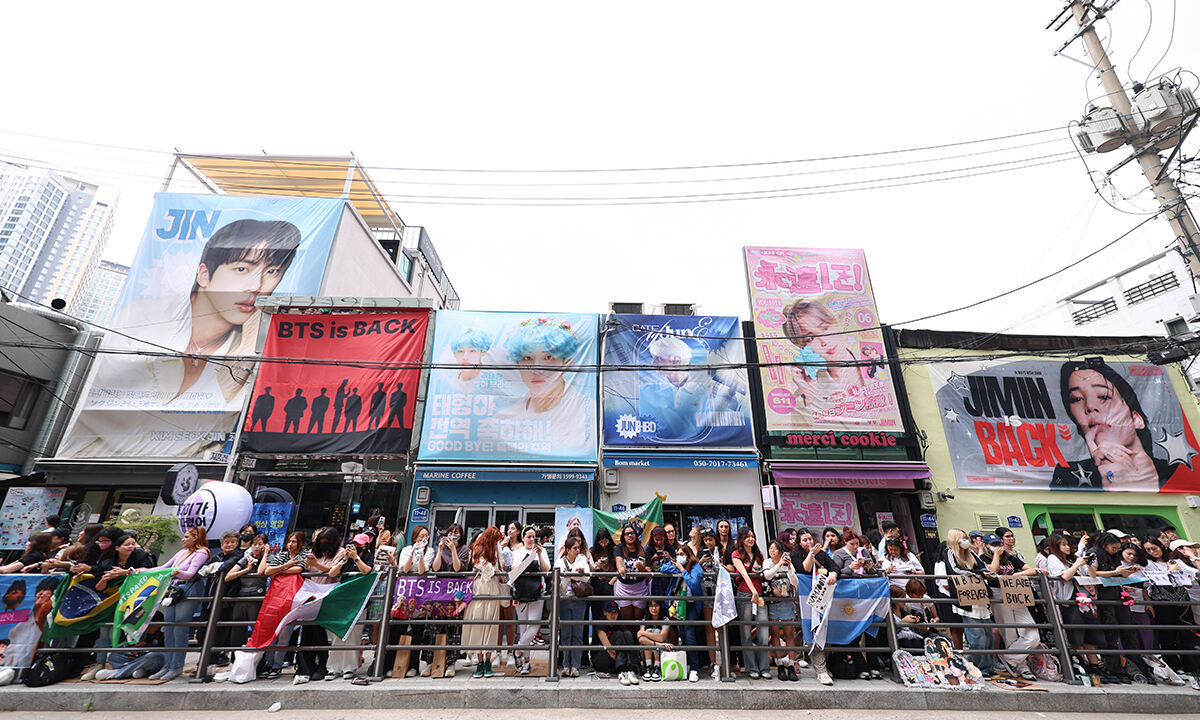 지난 2025년 6월 10일 방탄소년단(BTS) 멤버 RM, 뷔의 전역날 서울 용산구 하이브 사옥 앞에서 방탄소년단(BTS) 팬들이 멤버들의 제대를 축하하며 노래를 부르고 있다. 뉴시스