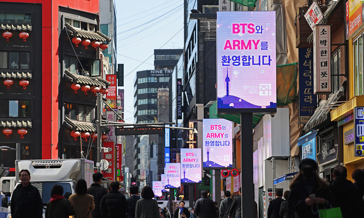 방탄소년단(BTS) 완전체 컴백 공연을 이틀 앞둔 19일 서울 중구 명동거리의 미디어폴에 BTS와 팬클럽 아미를 환영하는 메시지가 송출되고 있다. 뉴스1