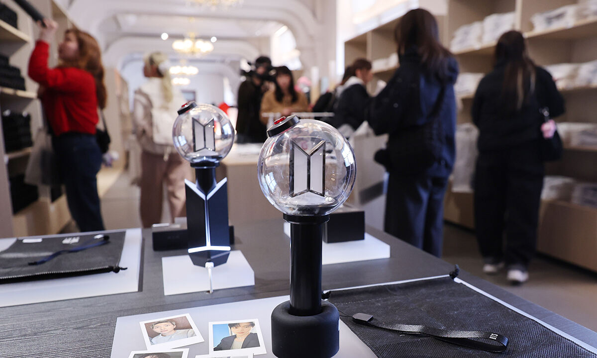 20일 서울 중구 신세계백화점 본점 헤리티지 뮤지엄에 마련된 ‘BTS POP-UP : ARIRANG’에 아미밤 4세대가 진열돼 있다. 뉴스1