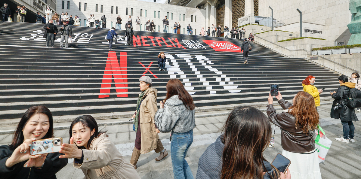 방탄소년단(BTS)의 서울 광화문광장 컴백 공연을 하루 앞둔 20일 서울 종로구 세종문화회관 계단에서 외국인 관광객들이 기념촬영을 하고 있다. /2026.03.20 최상수 기자