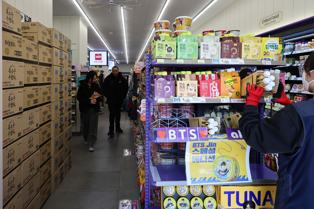 방탄소년단(BTS) 컴백 공연을 하루 앞둔 20일 서울 종로구 광화문광장 인근 CU 광화문점에 공연 당일 인파가 몰릴걸 대비해 관계자가 물품이 정리하고 있다.&nbsp; &nbsp;뉴시스