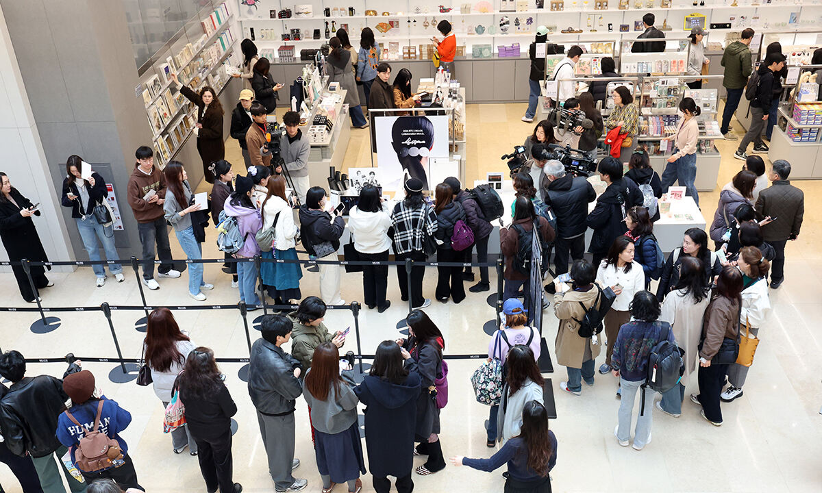 국립박물관재단과 하이브가 협업한 성덕대왕신종 문양을 활용한 '뮷즈' 판매가 시작된 20일 오후 서울 용산구 국립중앙박물관에서 해외 아미(BTS 팬)들이 굿즈 구입을 위해 길게 줄을 서고 있다. 뉴시스